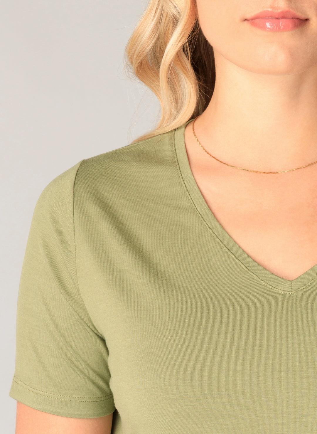 Yanic V-neckline Women's T-Shirt | Base Level