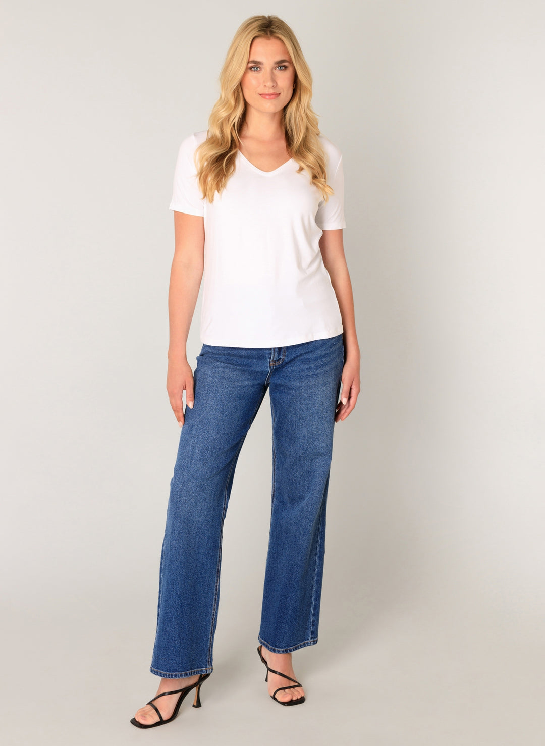 Yanic V-neckline Women's T-Shirt | Base Level