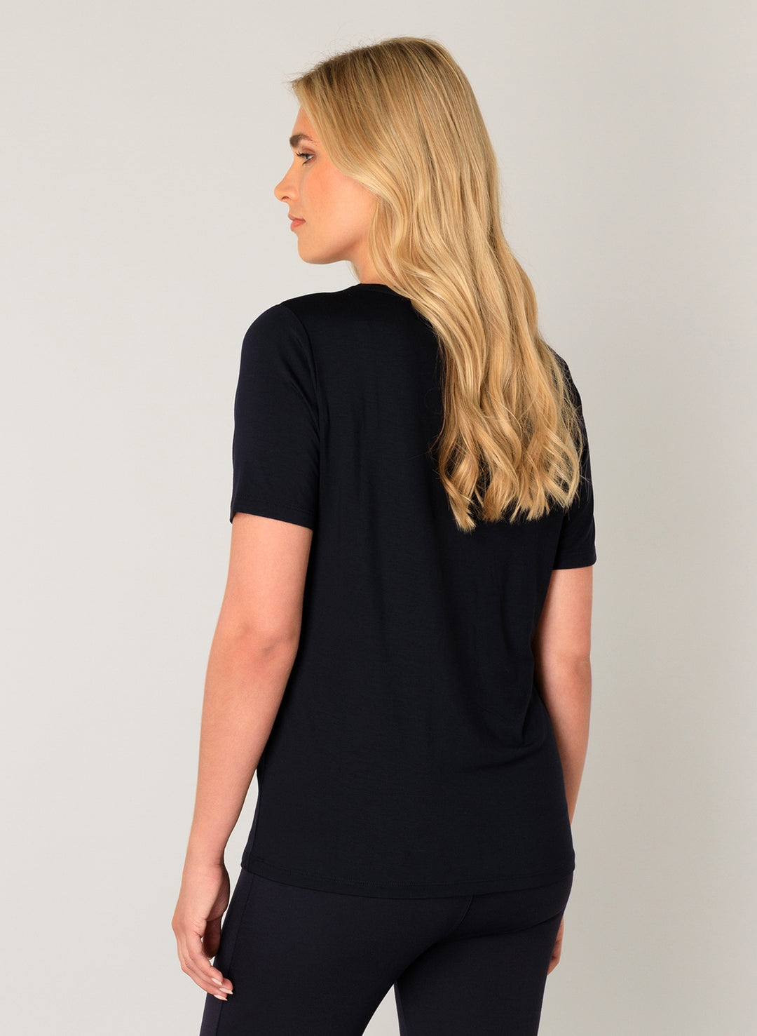 Yanic V-neckline Women's T-Shirt | Base Level